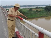 Bóng đá anh, ngoại hạng anh, lịch thi đấu euro 2012, Cảnh sát giao thông cứu một phụ nữ định tự tử